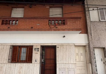 Casa en planta baja en PH 3 dormitorios, terraza con parrillero. Posibilidad de uso comercial/profesional. Opcion de ALQUILER