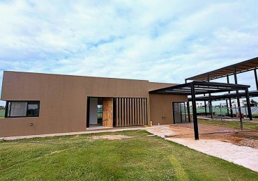 Casa en Los Pasos Puente (Barrio 4): Diseño, Comodidad y Ubicacion Premium!